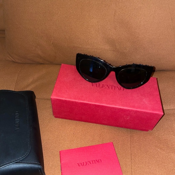 Valentino Elegant Black Sunglasses - Picture 3 of 8